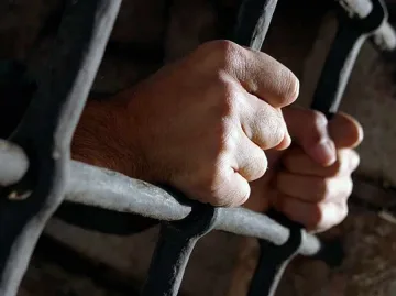 Пандизчия си заши устата и очите 