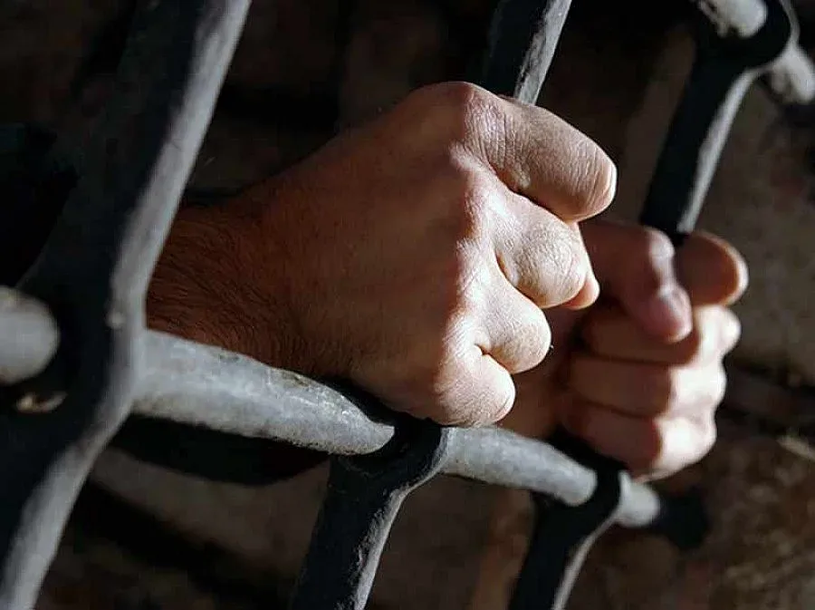 Пандизчия си заши устата и очите 