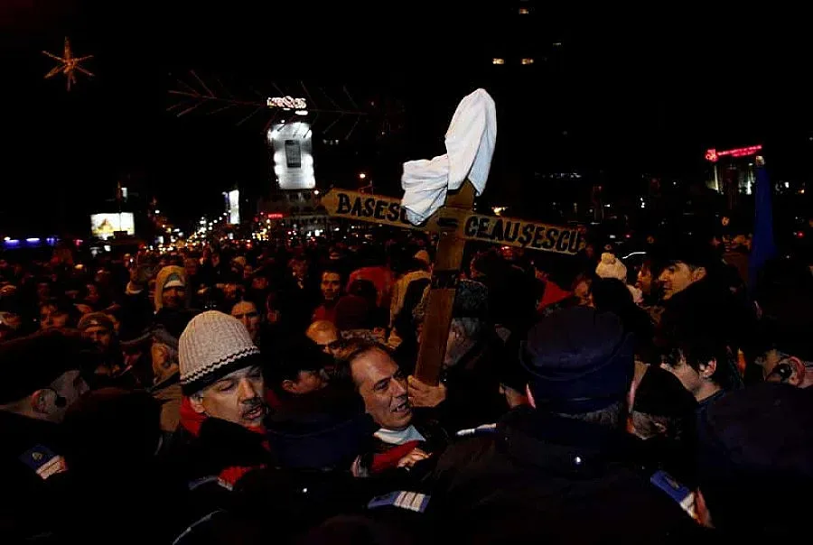 Палките заиграха в Букурещ