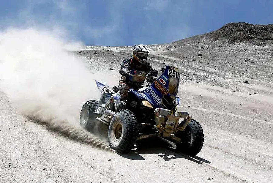 Ценков оцеля с откъснат ауспух в рали "Дакар"