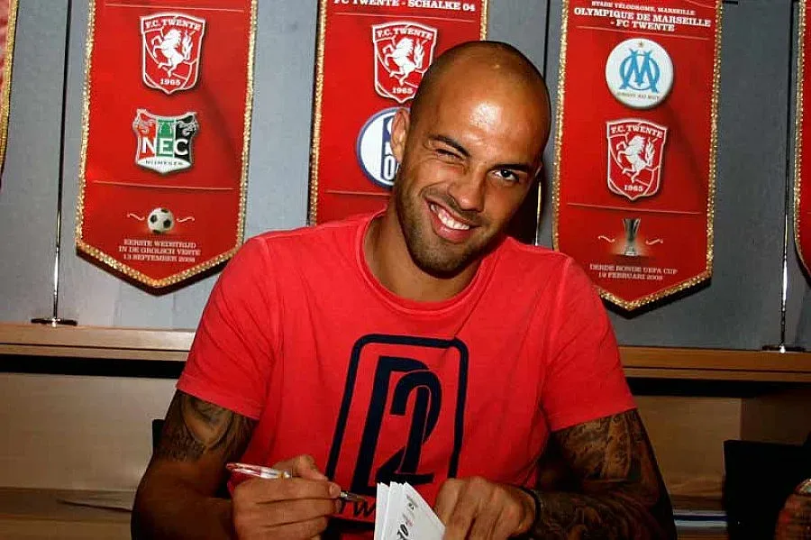 "Твенте" връща Ники Михайлов в Англия