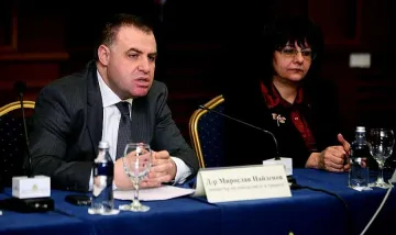 Земеделският министър гаси бунт