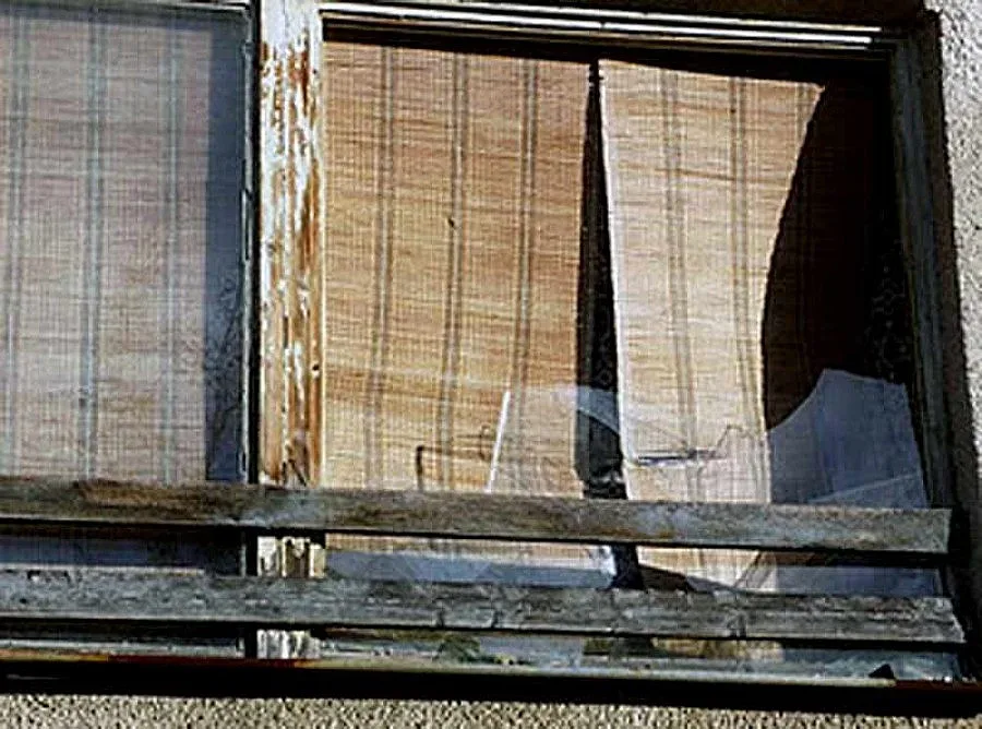 1180 кв. м са изпочупените стъкла в Момчилград