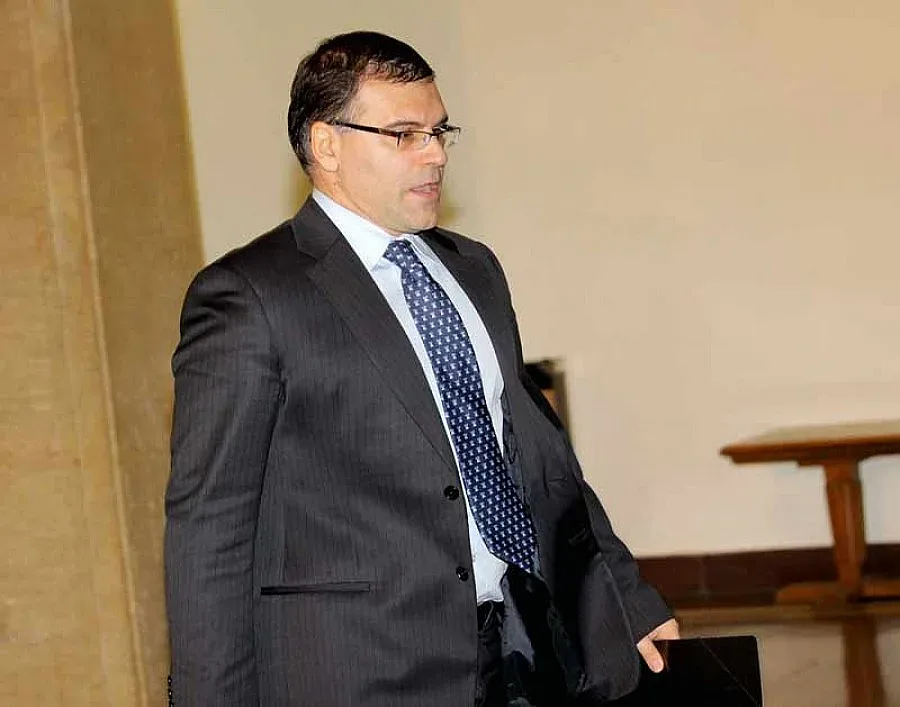 Дянков обеща да не пипа заплатите на чиновниците