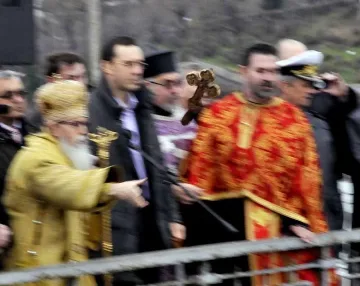 Разпопиха поп, скочил с кръста на Йордановден