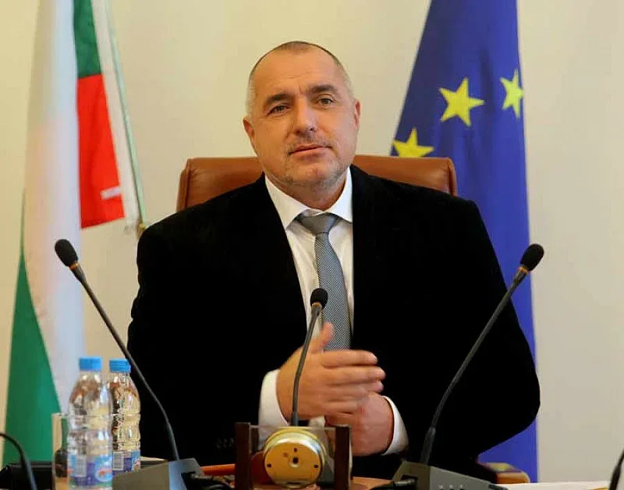 Бойко раздава ватенки на археолозите