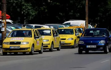 Таксиджия наби и ограби клиенти