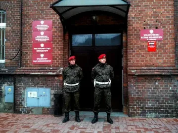 Прокурор се гръмна на пресконференция, оцеля (ВИДЕО)