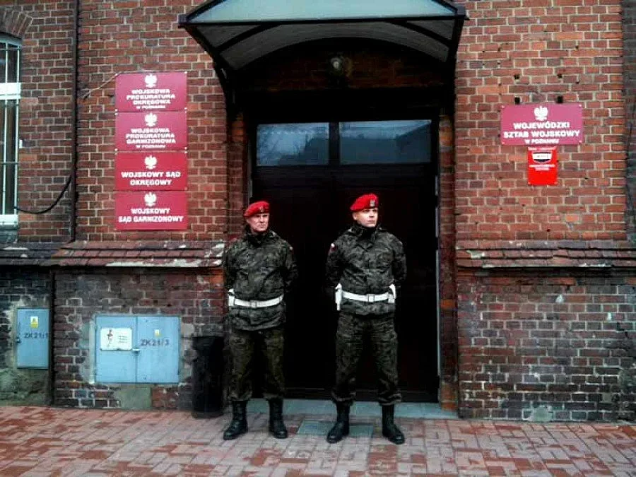 Прокурор се гръмна на пресконференция, оцеля (ВИДЕО)