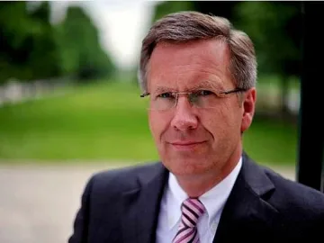 Немци си заплашват президента с обувки