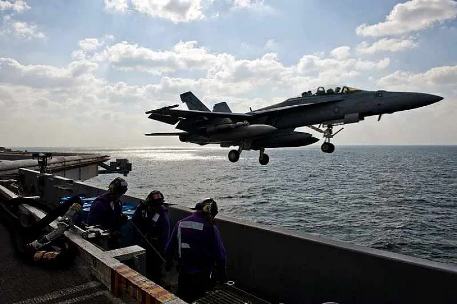 САЩ отговарят със сила, ако Иран затвори протока