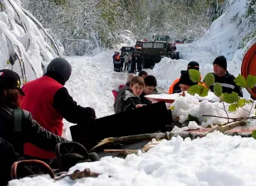 Трактор спаси деца от хижа "Бряновщица"