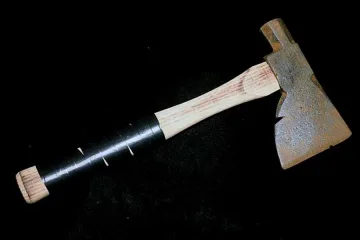 Маскиран напада бакалин с брадвичка 