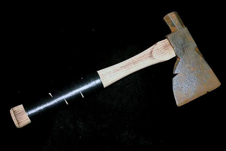 Маскиран напада бакалин с брадвичка 