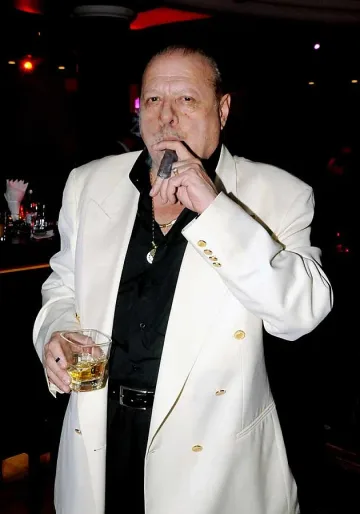 Трима архонти на крака пред Агента