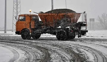 Евакуираха деца от Семково заради сняг и виелица