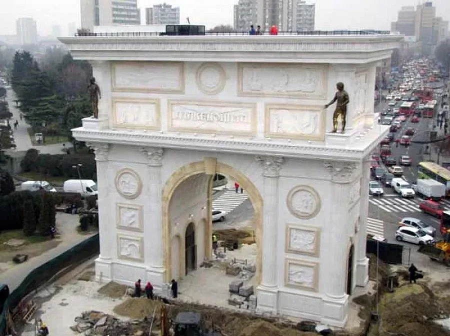 Вдигнаха Триумфална арка в Скопие