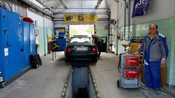 "Биг Брадър" при преглед на колата