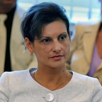 Депутатка пропуснала в данъчното ягуара на съпруга си 