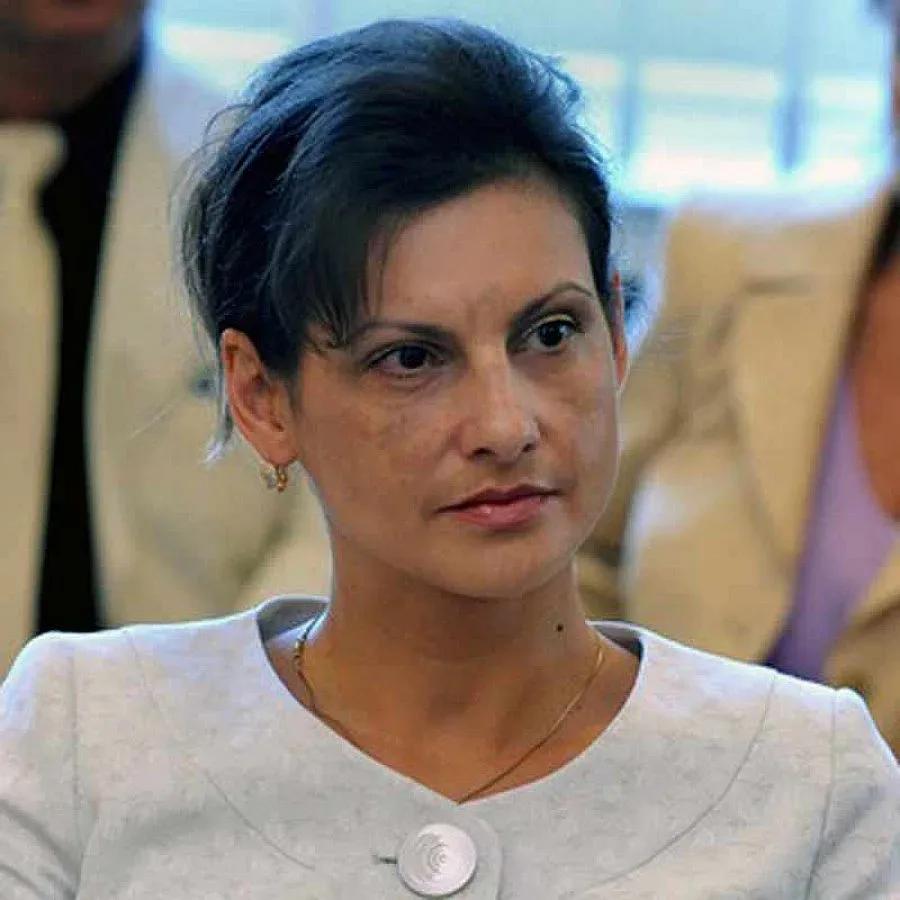 Депутатка пропуснала в данъчното ягуара на съпруга си 