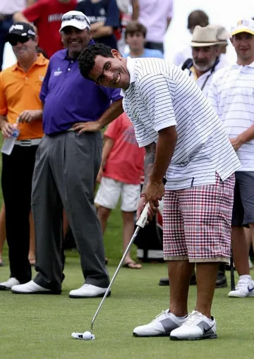 В Милано наддават за Тевес