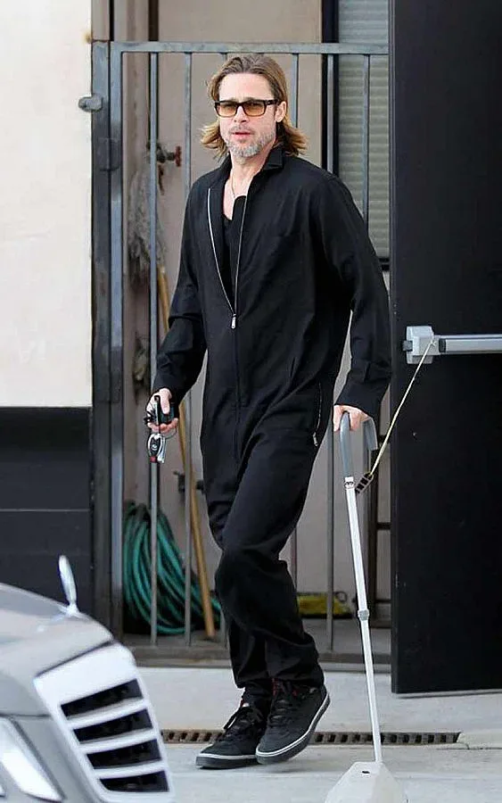 Брад Пит куцука с бастун