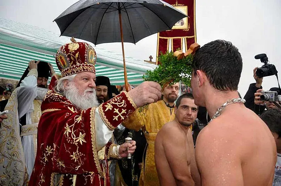 Руски поп хвърли кръста във Видин