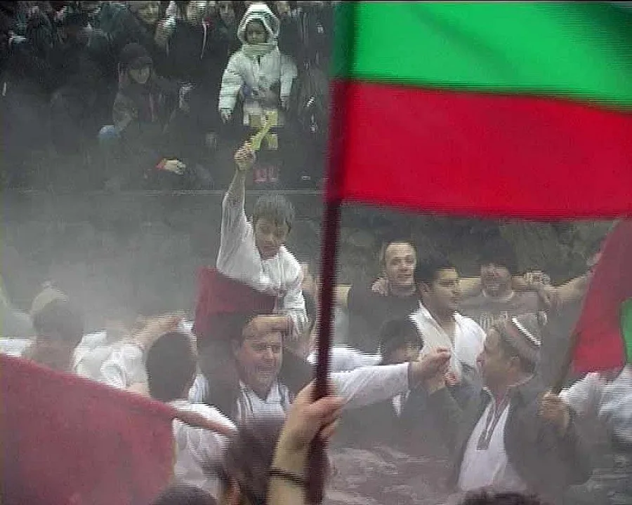 200 юначаги извиха хоро в ледената Тунджа