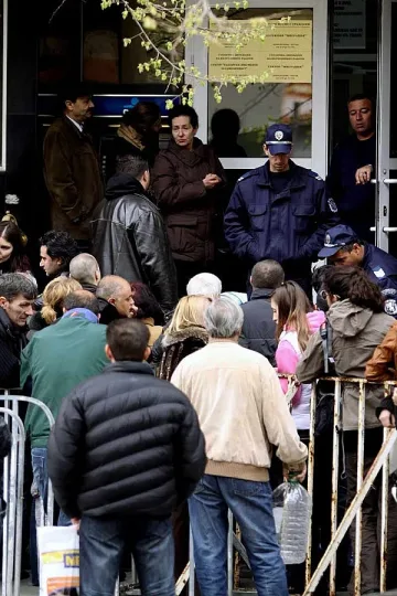 300 000 на опашка за паспорт