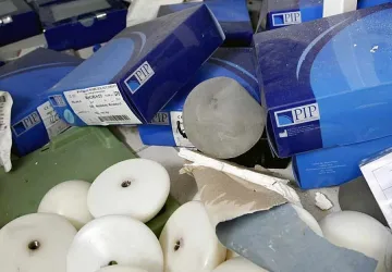 Мъже сядат върху смъртоносен силикон