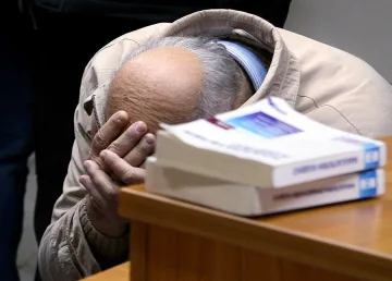 Цар Киро остава в ареста