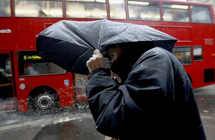 Ураган остави без ток хиляди във Великобритания