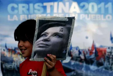 Оперират от рак президента на Аржентина, стълпотворение пред болницата