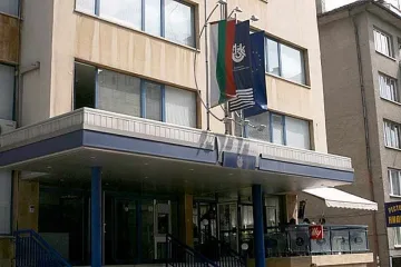 Здравната каса си обновява автопарка