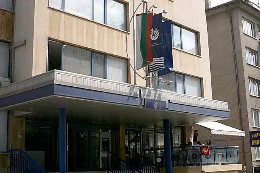 Здравната каса си обновява автопарка