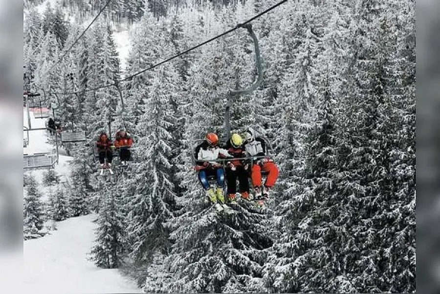 Цветанов и Веско Маринов разпускат на ски в Банско