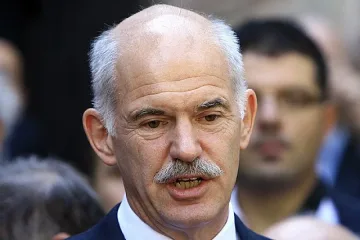 Папандреу опериран от киста на лицето 