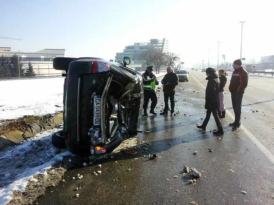 Джип излетя в канавка на околовръстното