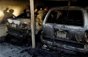 Подпалвачите в Холивуд без спирка - драснаха клечката на 13 коли 