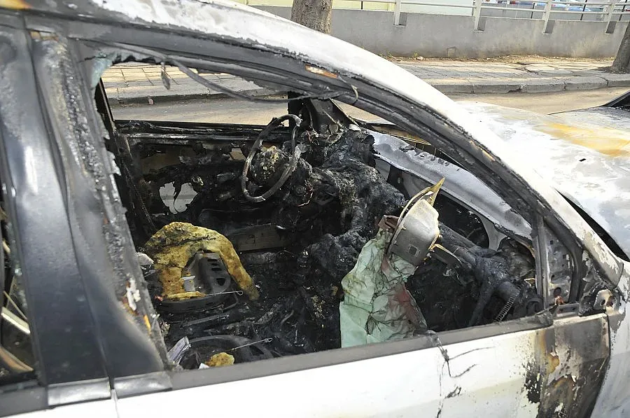 Нова епидемия: Горят коли от Перник до Бургас