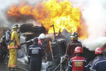 Автобус се заби в цистерна, 14 загинаха