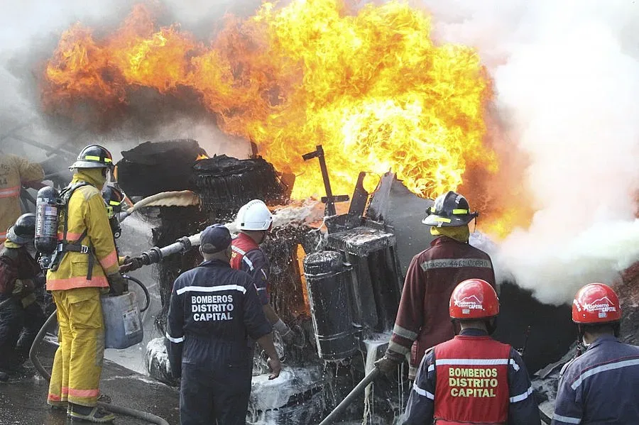 Автобус се заби в цистерна, 14 загинаха