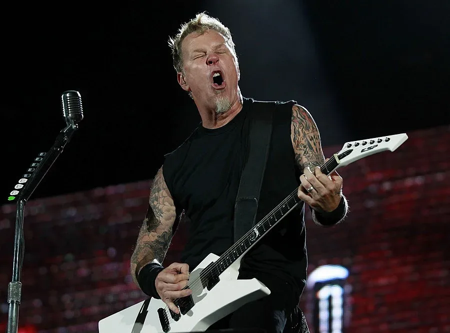 Джеймс от Metallica замеря с камъни папараци