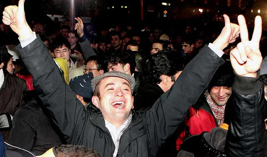 ЗА ЧНГ: Вино и певци без пари