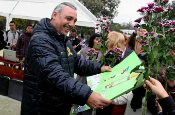 Стоичков: Подарявам на децата кредитна карта в плик