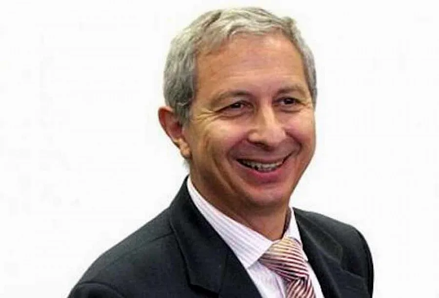 Юристи бранят досиетата на синода