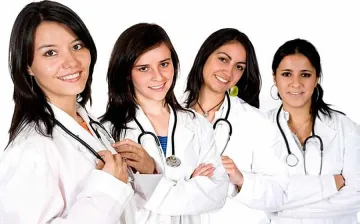 Медсестри стават детегледачки за 1000 лв.