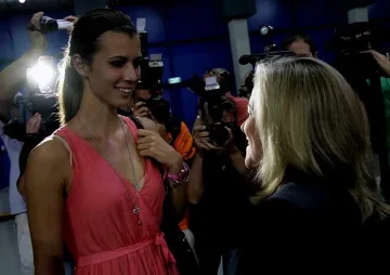 Цвети Пиронкова с гаджето на "Хопман къп"