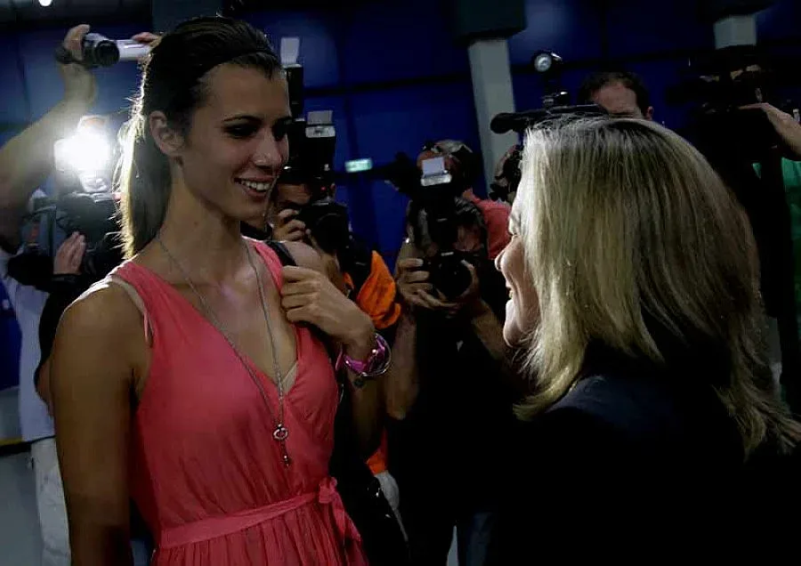 Цвети Пиронкова с гаджето на "Хопман къп"