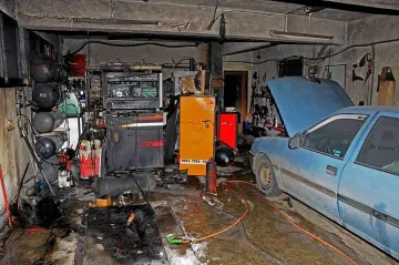 Газови бутилки се взривиха в автосервиз, двама в "Пирогов"